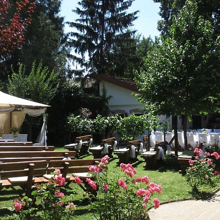 Hotel-Restaurant-Vinothek Felix Sommer Auersthal Экстерьер фото