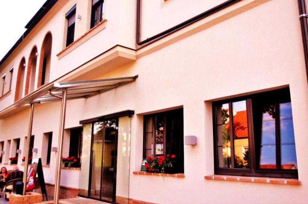 Hotel-Restaurant-Vinothek Felix Sommer Auersthal Экстерьер фото